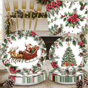 Pode incluir: Um conjunto de louça de Natal incluindo garfos de plástico dourados, guardanapos de papel branco com poinsétias vermelhas e pinhas, e duas pilhas de pratos de papel com o Pai Natal num trenó e uma árvore de Natal decorada.