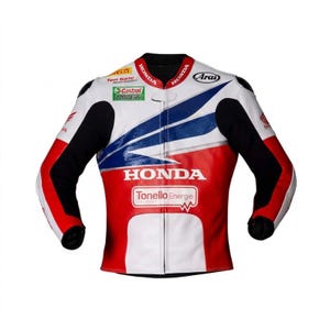 Könnte beinhalten: Eine weiße, rote und schwarze Honda Motorrad-Rennjacke. Die Jacke hat blaue Streifen, Sponsorenlogos und das Honda-Logo. Die Jacke hat schwarze Ärmel und einen schwarzen Kragen.