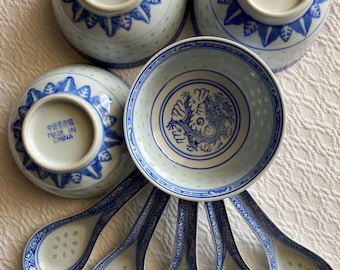 Servizio da minestra vintage in porcellana di Jingdezhen con decorazioni a chicchi di riso, composto da 4 ciotole blu e bianche con drago e 5 cucchiai da minestra.