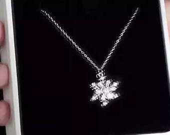 回転する雪の結晶ネックレス｜シルバーのキュービックジルコニアが輝くペンダント｜繊細な冬のクリスマスジュエリー｜調節可能で普段使いに最適