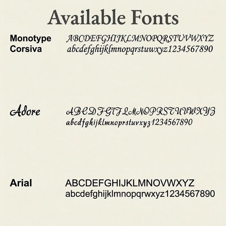 Puede incluir: Una tabla titulada Available Fonts que muestra tres opciones de tipograf&iacute;a en texto negro sobre un fondo claro. La lista incluye Monotype Corsiva, Adore y Arial, cada una mostrando el alfabeto en may&uacute;sculas y min&uacute;sculas y los n&uacute;meros del 0 al 9.