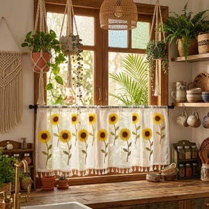 Peut inclure: Une fenêtre de cuisine avec un rideau transparent orné de broderies de tournesols. Le rideau est blanc avec des tournesols jaunes et bruns et des tiges vertes. La fenêtre est encadrée par un cadre en bois, avec des plantes suspendues et un luminaire tissé.