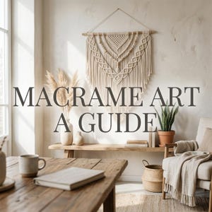 Peut inclure: Intérieur clair avec une tenture murale en macramé, une table en bois et un canapé. Le texte "MACRAME ART A GUIDE" est affiché. La décoration comprend des plantes, un panier tressé et une palette de couleurs neutres.