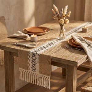 Boho tafelloper van macramé en jute, rustieke boerderijstijl tafeldecoratie met kwastjes, neutrale bruine eettafel, bohemian interieur