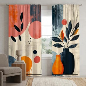 Peut inclure: Rideaux d'art abstrait avec un fond beige et des formes colorées. Le motif comprend des éléments orange, rose et bleu marine, avec un motif de vase et de plante. Les rideaux sont suspendus à une tringle en métal.