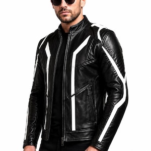 Puede incluir: Chaqueta de cuero negra con rayas blancas en las mangas y el frente. La chaqueta tiene cuello alto y cierre de cremallera. La persona de la imagen lleva gafas de sol y pantalones negros.