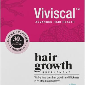 Puede incluir: Una caja blanca y rosa de suplemento para el crecimiento del cabello Viviscal. La caja presenta el logotipo de Viviscal, las palabras "Advanced Hair Health" y el texto "hair growth supplement". Tambi&eacute;n indica que el producto es 100% libre de drogas y contiene 180 comprimidos.