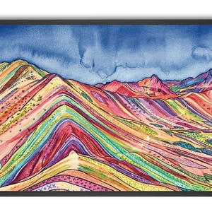Puede incluir: Pintura de acuarela enmarcada de una cordillera con vibrantes rayas multicolores. La obra de arte presenta tonos de rojo, naranja, amarillo, verde y morado, con un fondo de cielo azul. La pintura está en un marco negro.