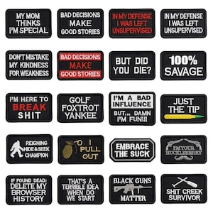 Op de afbeelding: Een verzameling zwarte geborduurde patches met witte tekst, met humoristische zinnen en uitspraken. De patches bevatten uitspraken als "My Mom Thinks I'm Special" en "100% Savage."
