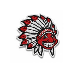 Puede incluir: Parche bordado que representa a un jefe nativo americano sonriente con la cara y el tocado rojos. El tocado tiene plumas blancas con puntas rojas. El parche tiene un borde blanco, para ropa o accesorios.