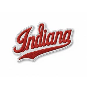 Puede incluir: Parche bordado con la palabra "Indiana" en escritura cursiva roja, contorneada en blanco. El parche está sobre un fondo blanco. El diseño es curvo, adecuado para aplicar en ropa o accesorios, con una estética clásica.