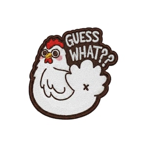 Puede incluir: Parche bordado con un pollo de dibujos animados con cresta y pico rojos, con gafas y sonrojado. El parche tiene el texto "GUESS WHAT??" en marrón, con un borde marrón y un fondo blanco.