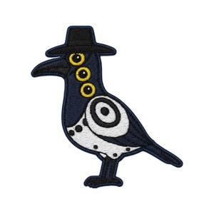 Peut inclure: Écusson brodé représentant un oiseau stylisé avec trois yeux jaunes et un chapeau noir. L'oiseau a un corps bleu marine avec des détails blancs et noirs. Le patch est conçu pour être repassé ou cousu sur du tissu.