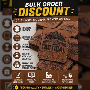 Könnte beinhalten: Braune Lederaufnäher mit dem Text "TACTICAL COFFEE CO." und den Worten "BULK ORDER DISCOUNT". Die Aufnäher zeigen ein Berg-, Kaffeetassen- und gekreuztes Gewehr-Design. Das Bild enthält auch Symbole und Text über die Eigenschaften des Produkts.