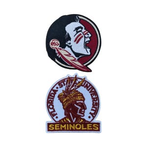 Può includere: Due toppe ricamate con il logo dei Seminoles della Florida State University. La toppa superiore è un design circolare con una testa di Seminole in un cerchio nero con un bordo rosso. La toppa inferiore è rettangolare con le parole "FLORIDA STATE UNIVERSITY" e "SEMINOLES".