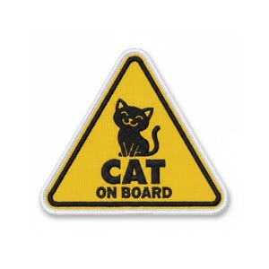 Puede incluir: Parche triangular amarillo con borde negro y borde cosido blanco. El parche presenta una ilustración de gato negro sobre las palabras "CAT ON BOARD" en negro, fuente sans-serif.