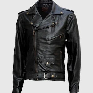 Puede incluir: Chaqueta de cuero negra con cierre de cremallera asimétrico, solapas con muescas y cintura con cinturón. La chaqueta tiene múltiples bolsillos y herrajes dorados. Una chaqueta clásica de estilo motociclista.