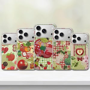 Op de afbeelding: Een verzameling van vijf transparante telefoonhoesjes met kleurrijke patchwork-ontwerpen. Elk hoesje heeft een unieke collage van appels, harten en bloempatronen in rood, groen en wit. De hoesjes worden op een wit oppervlak getoond.