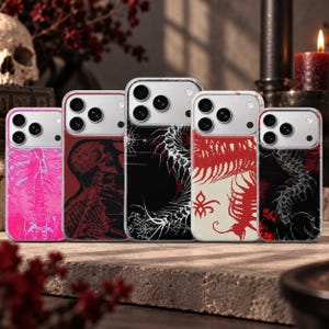 Puede incluir: Cinco fundas transparentes para smartphone dispuestas en fila, cada una con estampados gráficos distintos. Los diseños incluyen una caja torácica rosa brillante, un cráneo rojo oscuro, un ciempiés en blanco y negro y un patrón esquelético rojo y crema.