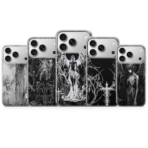 Peut inclure: Une collection de cinq coques de téléphone avec des motifs gothiques en noir et blanc. Les motifs comprennent des anges, des figures squelettiques et des motifs ornementaux. Chaque coque a un bord transparent et une découpe pour l'appareil photo.