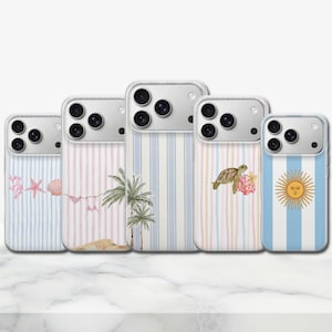 Può includere: Cinque cover per smartphone con strisce verticali in vari colori pastello. I disegni includono stelle marine e conchiglie rosa, un bikini su un filo da bucato, palme verdi, una tartaruga marina con corallo e un emblema solare giallo.