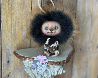 Boneco artesanal de criatura da floresta – Espírito da floresta fofo com presas, brinquedo de arte único, pelúcia fantástica e caprichosa, presente exclusivo.