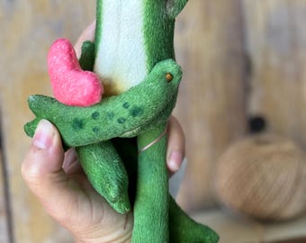 Sapo de Pelúcia Encantado com Coração, Boneco de Sapo Verde Fofo, Espírito Mágico da Floresta, Decoração de Núcleo de Fada, Talismã de Bruxa, Brinquedo de Sapo Macio Feito à Mão, Presente