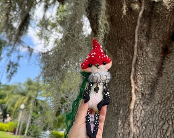 Boneca de cogumelo Amanita feita à mão, criatura da floresta única, estilo cottagecore/fairycore.