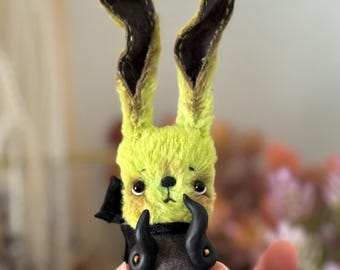 Boneca de arte Coelho Louco OOAK – Criatura fantástica feita à mão, pelúcia fofa e peculiar, presente talismã único