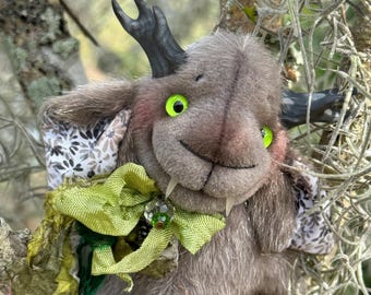 Morvyn, o Presa de Musgo — Boneca de Arte Espírito da Floresta OOAK, Criptídeo Dente-de-Sabre, Guardião Cornudo da Floresta, Criatura Fantástica Pé Grande