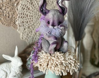 Coelho Fantasia Feito à Mão (OOAK) – Coelho Boneco de Arte, Brinquedo de Pelúcia Colecionável, Presente Coelhinho Cinza Encantador