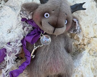 Boneco Monstro da Floresta Feito à Mão, Criatura Fantástica Única, Pelúcia com Chifres, Besta Dente-de-Sabre, Espírito Místico da Floresta, Brinquedo de Arte para Presente