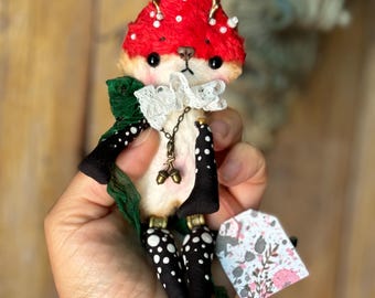 Boneca de cogumelo Amanita feita à mão, brinquedo espírito da floresta, pelúcia de fada com chifres, criatura da floresta, boneca de arte fantástica, presente