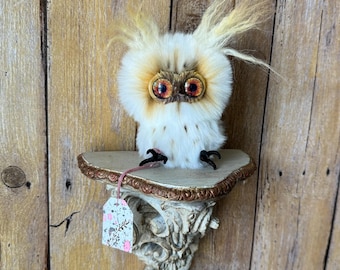 Coruja de pelúcia artesanal, com olhos de vidro, pele sintética e orelhas de lã de lhama. Item de colecionador para decoração.