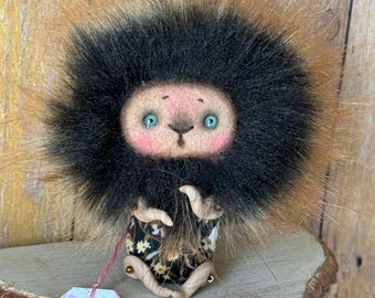 Boneco artesanal de criatura da floresta – Espírito da floresta fofo com presas, brinquedo de arte único, pelúcia fantástica e caprichosa, presente exclusivo.
