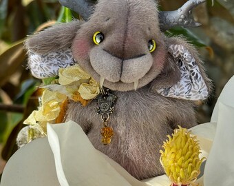 Pelúcia única de Monstro Dente-de-Sabre, Criatura da Floresta com Chifres, Brinquedo de Arte Fantástica Feito à Mão, Criatura Fofa e Assustadora, Presente Exclusivo