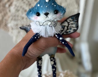 Boneca artesanal de cogumelo Amanita com chifres – Espírito da floresta, criatura fantástica, brinquedo artístico encantador da floresta