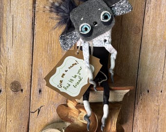 Boneco Chupacabra Artesanal: Escultura Macia Inspirada no Pé Grande para Decoração de Interiores