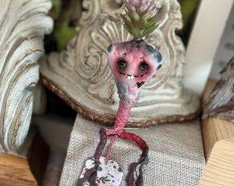Boneca de Raiz de Mandrágora Feita à Mão – Criatura Mística da Planta, Peça Única, Talismã de Bruxa, Companheira Espiritual Fantástica