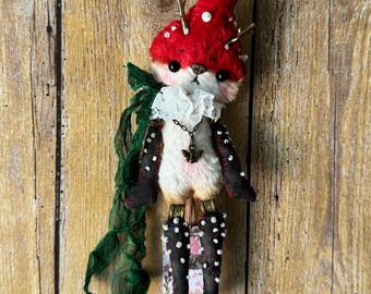 Boneca artesanal de cogumelo Amanita com chifres – Espírito da floresta, criatura fantástica, brinquedo artístico encantador da floresta
