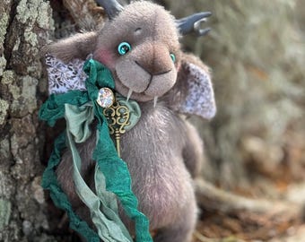 Pelúcia única de Monstro Dente-de-Sabre, Criatura da Floresta com Chifres, Brinquedo de Arte Fantástica Feito à Mão, Criatura Fofa e Assustadora, Presente Exclusivo