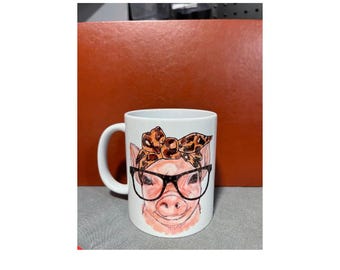 Taza con forma de cerdito, vasos y lazo de leopardo: vajilla rústica y original.