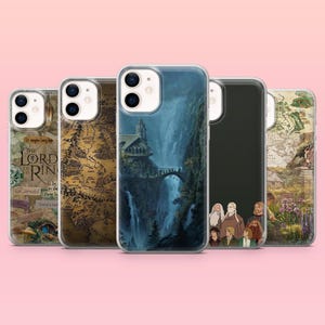 Puede incluir: Una colección de fundas para teléfonos con diseños inspirados en El Señor de los Anillos. Las fundas muestran imágenes de mapas, paisajes y personajes de la serie de fantasía. Las fundas están en fundas protectoras transparentes.