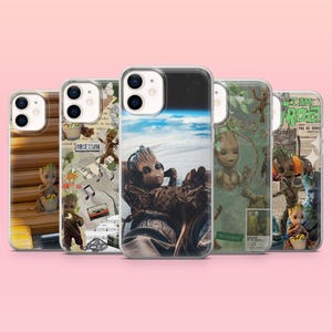 Puede incluir: Una colección de fundas para teléfonos con el personaje Groot de Guardianes de la Galaxia. Las fundas muestran varios diseños, incluyendo a Groot en diferentes poses, con un fondo espacial y notas musicales.