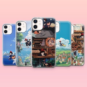 以下が含まれることがあります： アニメスタイルのイラストが描かれた携帯電話ケースのコレクション。若い魔女、パン屋、海辺の町などのシーンが描かれています。ケースは透明で光沢のある仕上がりで、ピンク色の背景に配置されています。