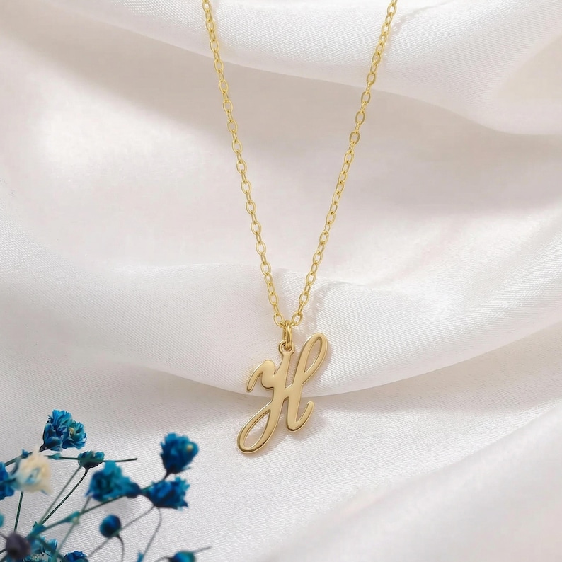 Personligt halsband med initialer, minimalistiskt halsband med guldfärgad bokstav, alfabetshalsband, litet halsband med första bokstaven, present till henne bild 3