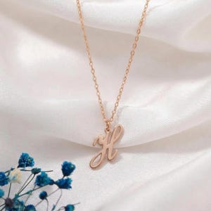 Personligt halsband med initialer, minimalistiskt halsband med guldfärgad bokstav, alfabetshalsband, litet halsband med första bokstaven, present till henne bild 5