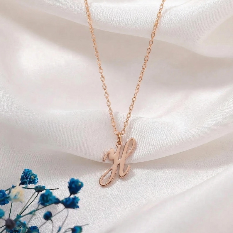 Personligt halsband med initialer, minimalistiskt halsband med guldfärgad bokstav, alfabetshalsband, litet halsband med första bokstaven, present till henne bild 5