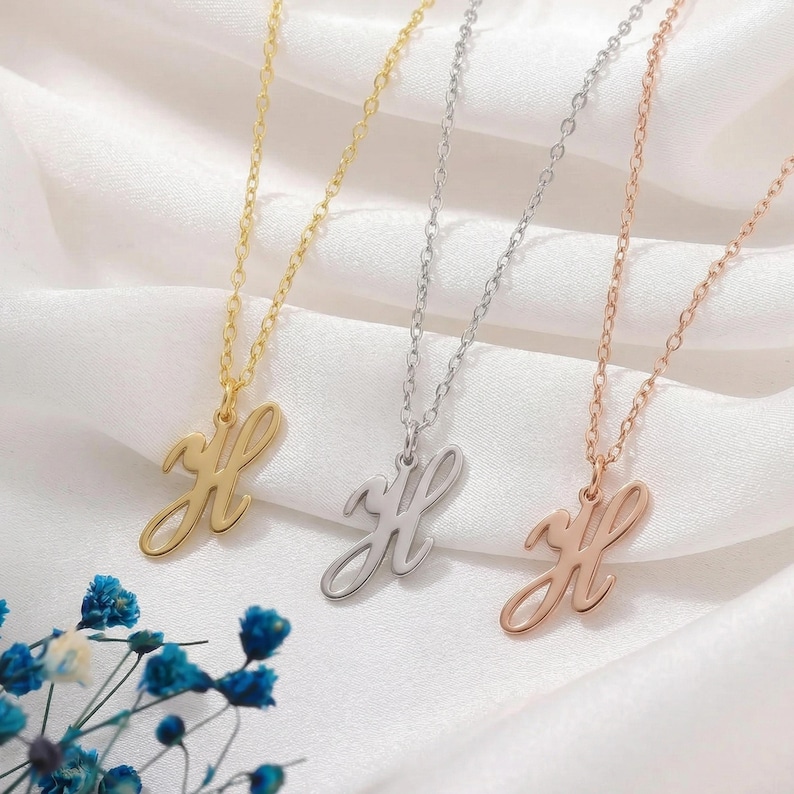 Personligt halsband med initialer, minimalistiskt halsband med guldfärgad bokstav, alfabetshalsband, litet halsband med första bokstaven, present till henne bild 8