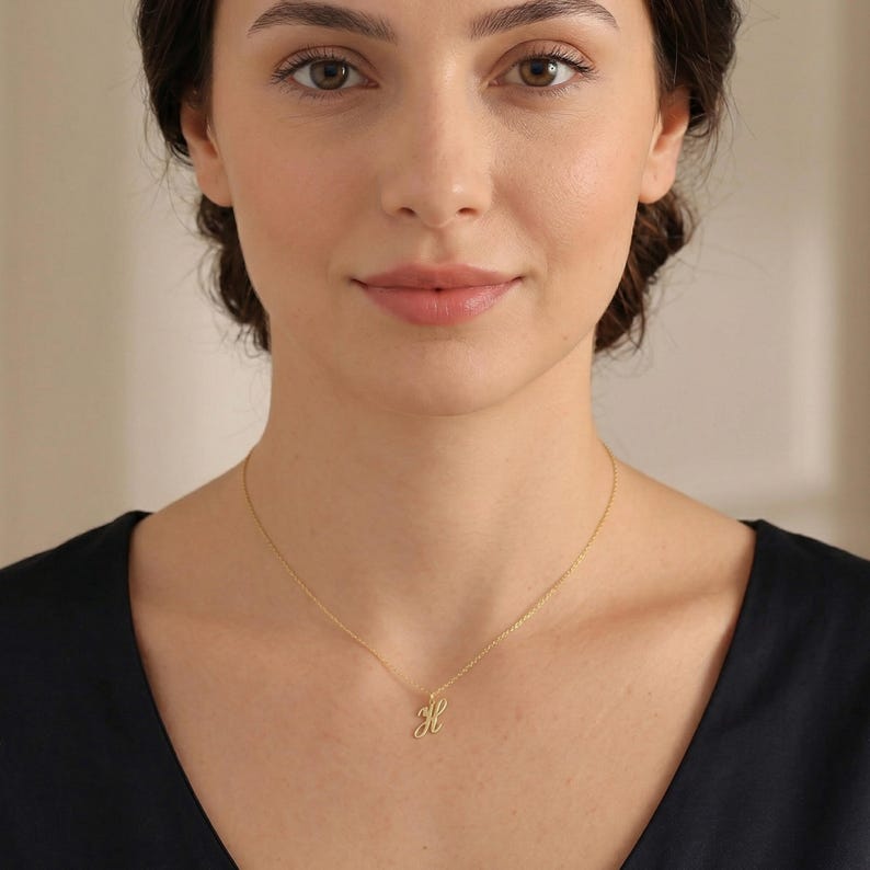 Personligt halsband med initialer, minimalistiskt halsband med guldfärgad bokstav, alfabetshalsband, litet halsband med första bokstaven, present till henne bild 6